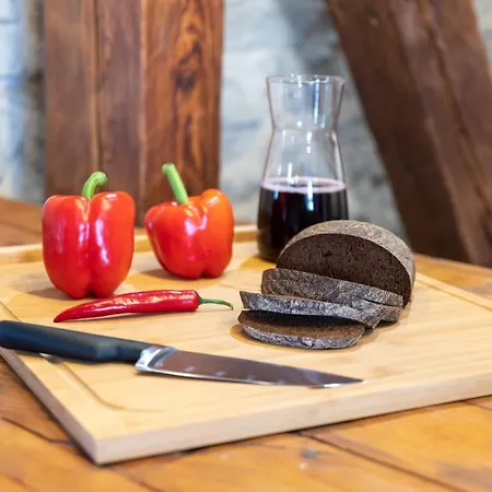 Hilltop - Old Town Kuninga Apartment